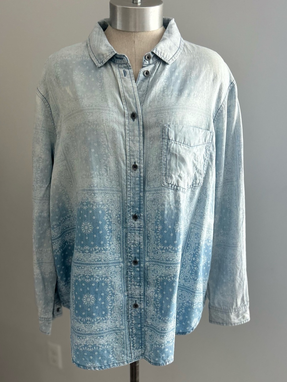 American Eagle Blue Paisley Print Button Front Shirt Medium Chambray Lyocell
